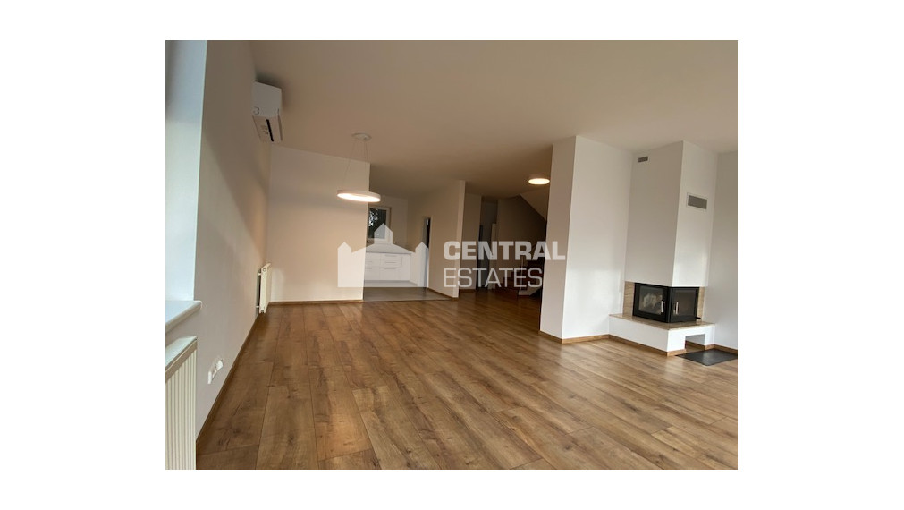 Priestranný krásny 5-izbový rodinný dom so záhradou a garážou na prenájom v Záhorskej Bystrici