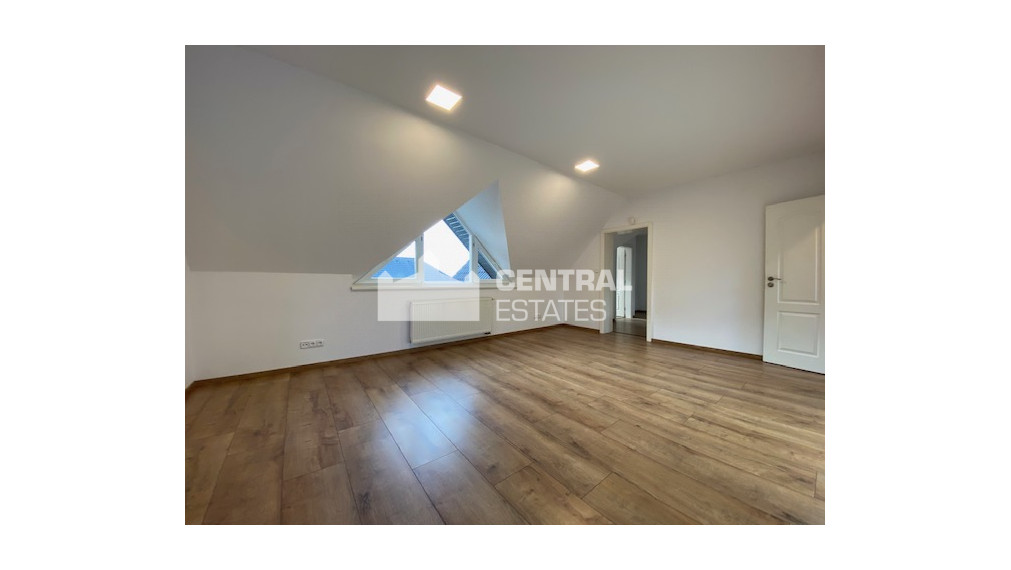 Priestranný krásny 5-izbový rodinný dom so záhradou a garážou na prenájom v Záhorskej Bystrici