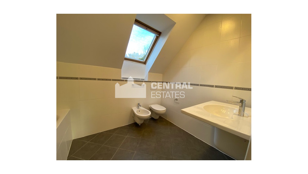 Priestranný krásny 5-izbový rodinný dom so záhradou a garážou na prenájom v Záhorskej Bystrici