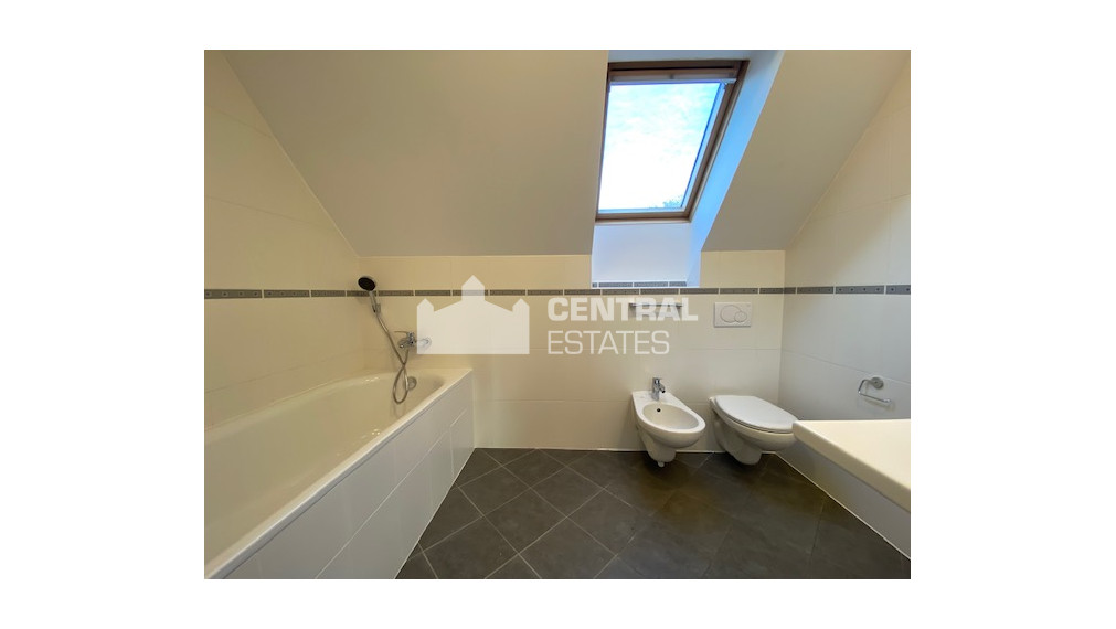 Priestranný krásny 5-izbový rodinný dom so záhradou a garážou na prenájom v Záhorskej Bystrici