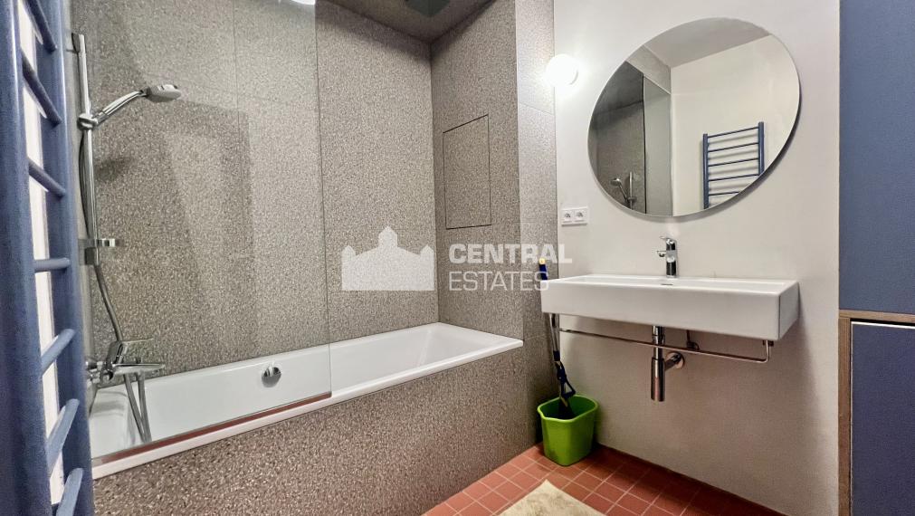 Kompletne zrekonštruovaný klimatizovaný 3- izbový byt s lodžiou na prenájom v Starom meste