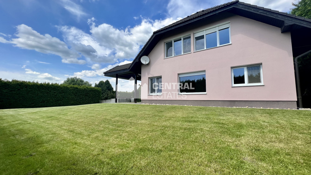 Priestranný krásny 6-izbový rodinný dom so záhradou a garážou na prenájom v Záhorskej Bystrici