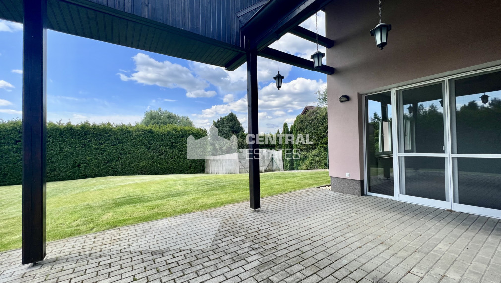 Priestranný krásny 6-izbový rodinný dom so záhradou a garážou na prenájom v Záhorskej Bystrici