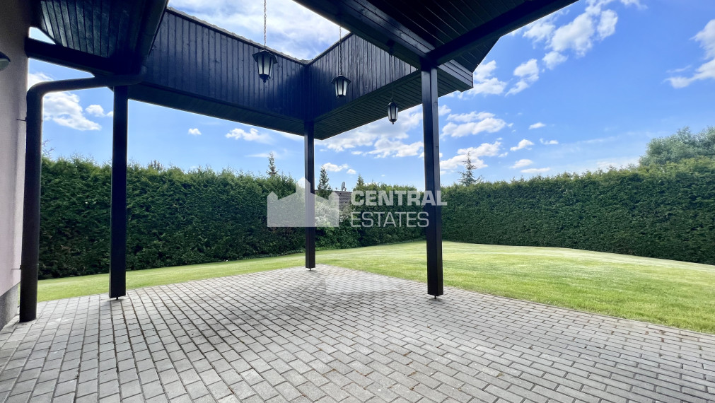 Priestranný krásny 6-izbový rodinný dom so záhradou a garážou na prenájom v Záhorskej Bystrici