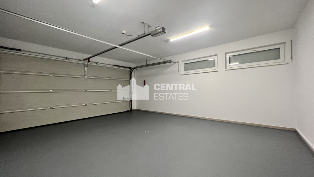 Priestranný krásny 6-izbový rodinný dom so záhradou a garážou na prenájom v Záhorskej Bystrici