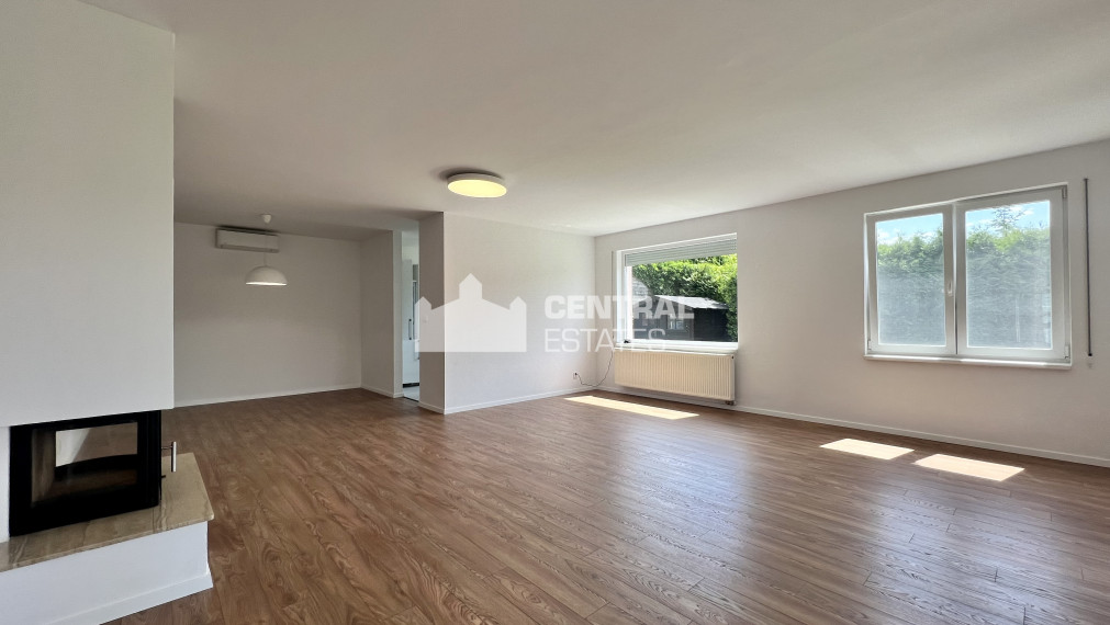 Priestranný krásny 6-izbový rodinný dom so záhradou a garážou na prenájom v Záhorskej Bystrici