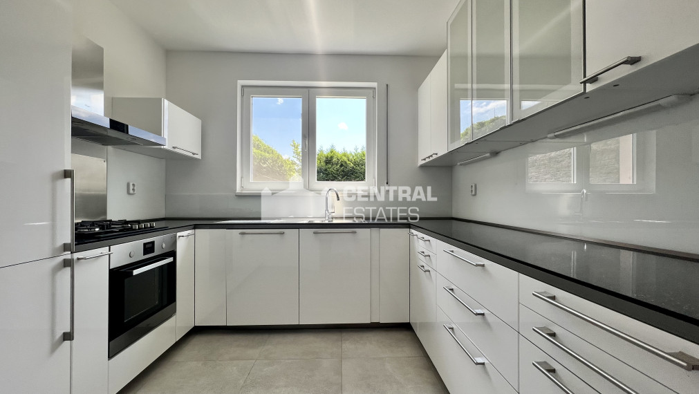 Priestranný krásny 6-izbový rodinný dom so záhradou a garážou na prenájom v Záhorskej Bystrici