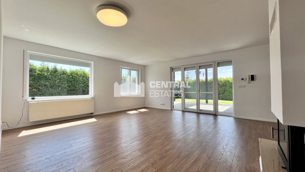 Priestranný krásny 6-izbový rodinný dom so záhradou a garážou na prenájom v Záhorskej Bystrici