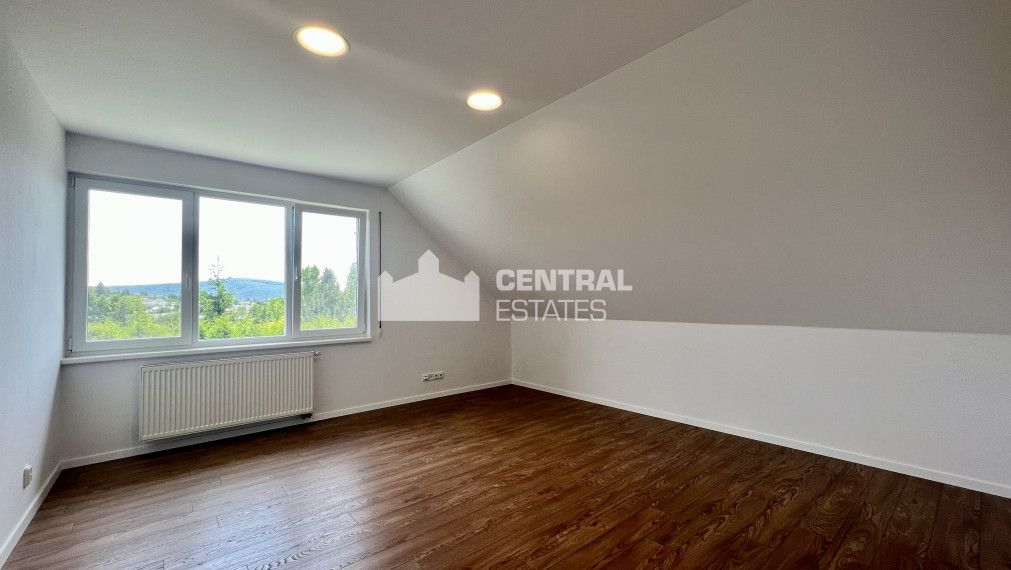 Priestranný krásny 6-izbový rodinný dom so záhradou a garážou na prenájom v Záhorskej Bystrici