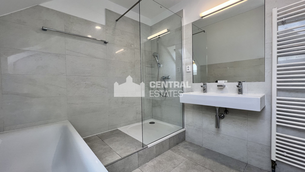 Priestranný krásny 6-izbový rodinný dom so záhradou a garážou na prenájom v Záhorskej Bystrici