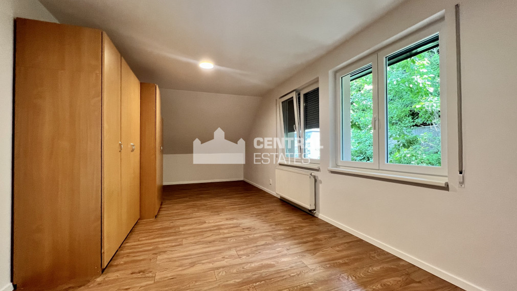 Priestranný krásny 6-izbový rodinný dom so záhradou a garážou na prenájom v Záhorskej Bystrici