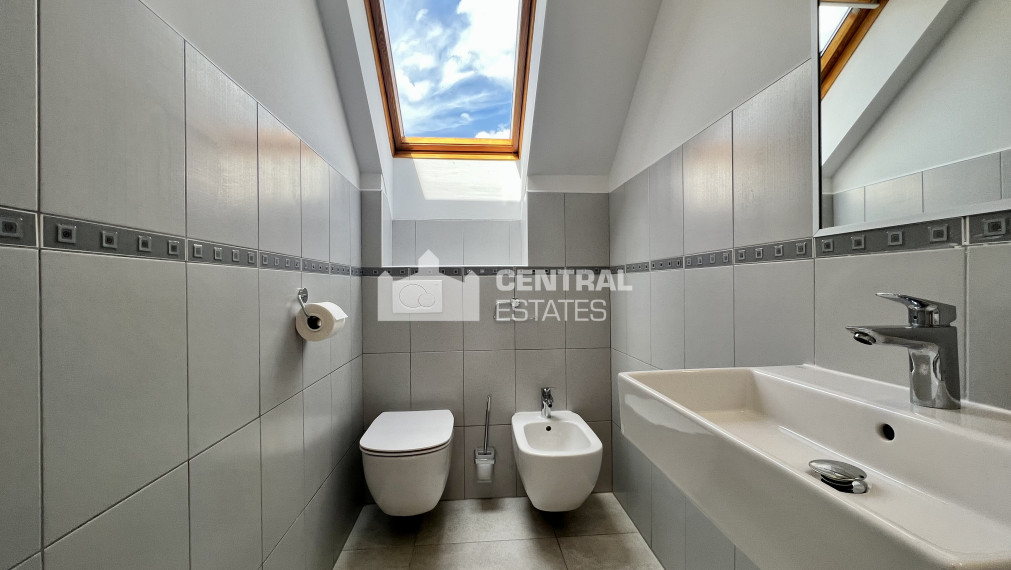 Priestranný krásny 6-izbový rodinný dom so záhradou a garážou na prenájom v Záhorskej Bystrici