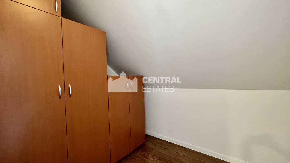 Priestranný krásny 6-izbový rodinný dom so záhradou a garážou na prenájom v Záhorskej Bystrici