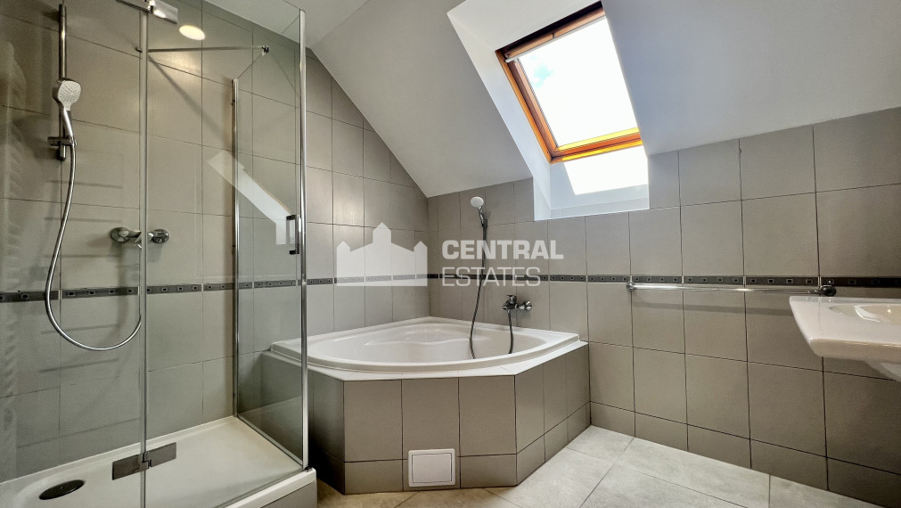 Priestranný krásny 6-izbový rodinný dom so záhradou a garážou na prenájom v Záhorskej Bystrici