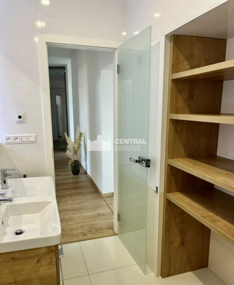 Exkluzívny slnečný 4- izbový byt s balkónom na prenájom v Starom meste