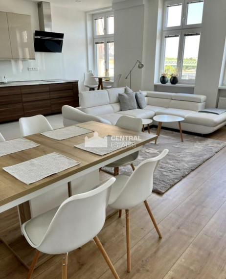 Exkluzívny slnečný 4- izbový byt s balkónom na prenájom v Starom meste