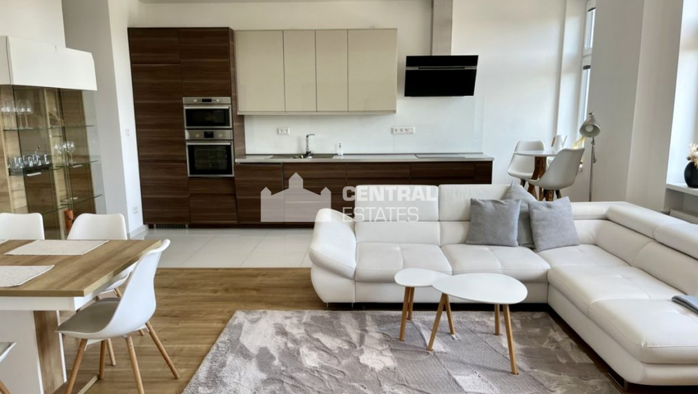 Exkluzívny slnečný 4- izbový byt s balkónom na prenájom v Starom meste