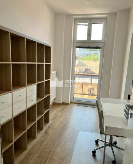 Exkluzívny slnečný 4- izbový byt s balkónom na prenájom v Starom meste