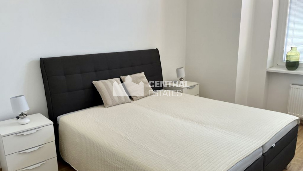 Exkluzívny slnečný 4- izbový byt s balkónom na prenájom v Starom meste