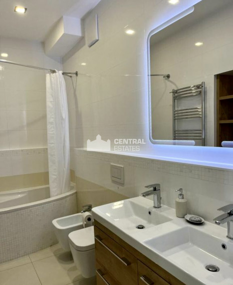 Exkluzívny slnečný 4- izbový byt s balkónom na prenájom v Starom meste