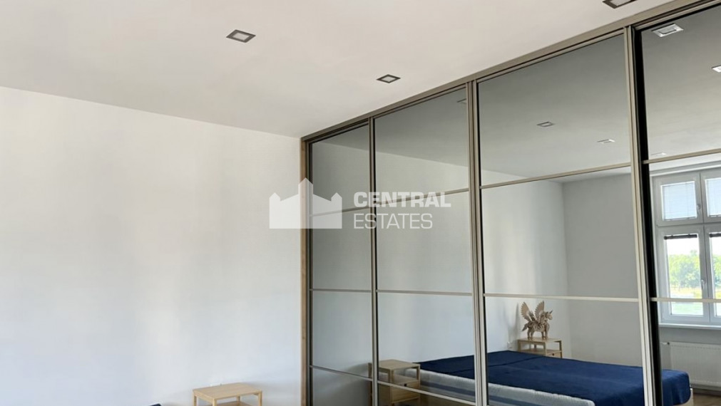 Exkluzívny slnečný 4- izbový byt s balkónom na prenájom v Starom meste