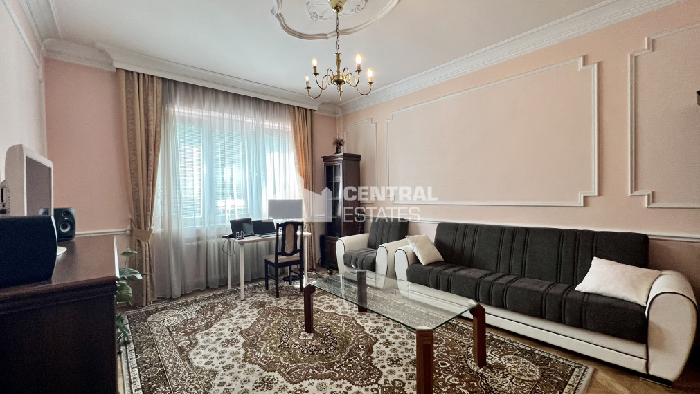 Elegant 1-bedroom apartment with a balcony for rent in the Old Town