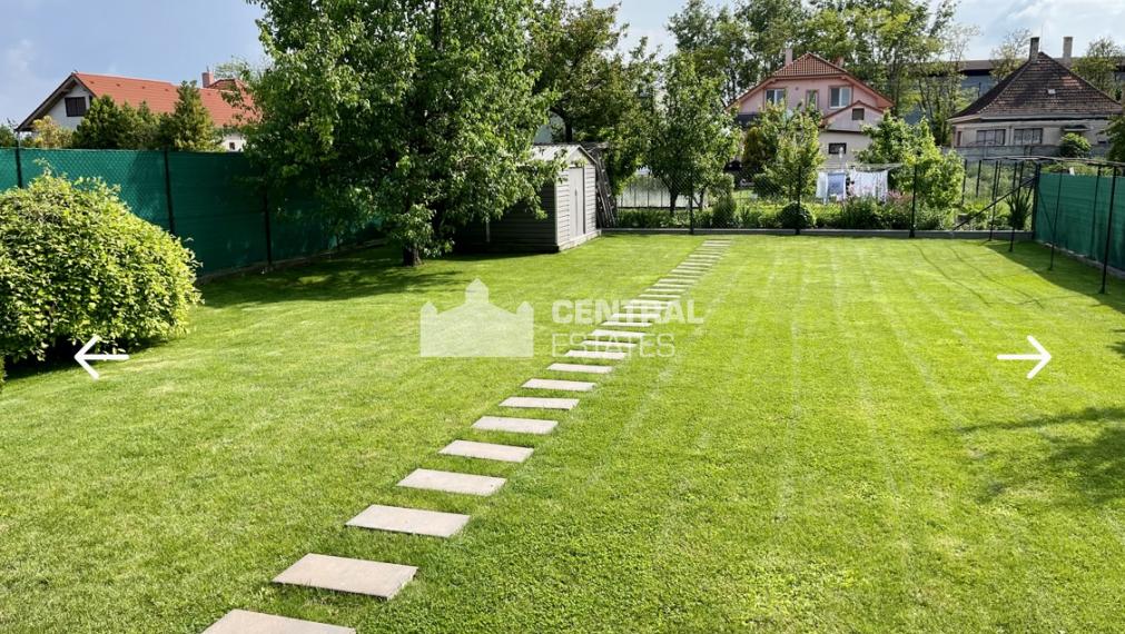 Veľkometrážny rodinný dom s rozľahlým pozemkom na predaj v Šamoríne