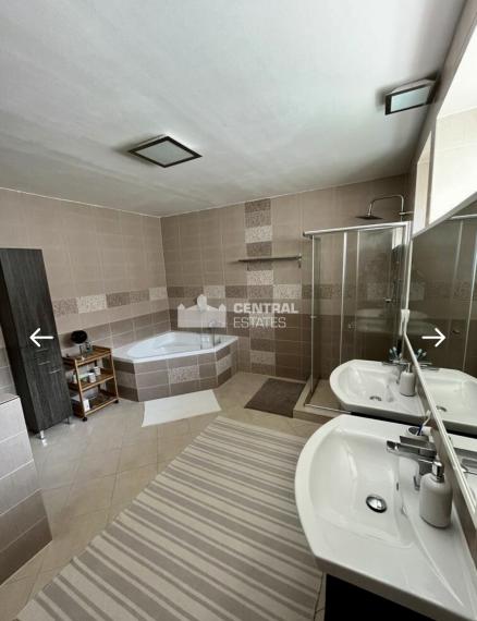 Veľkometrážny rodinný dom s rozľahlým pozemkom na predaj v Šamoríne