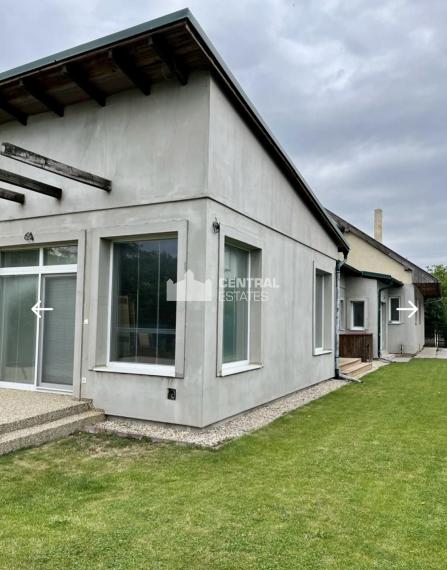 Veľkometrážny rodinný dom s rozľahlým pozemkom na predaj v Šamoríne