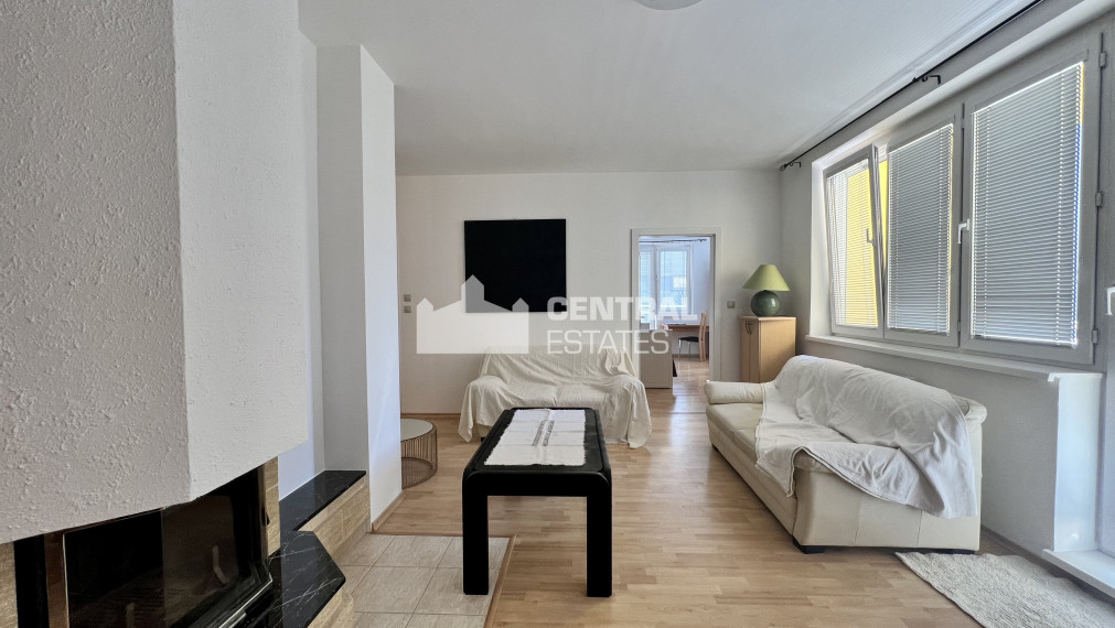 Priestranný 3- izbový byt s balkónom a parkovaním na prenájom v Starom meste