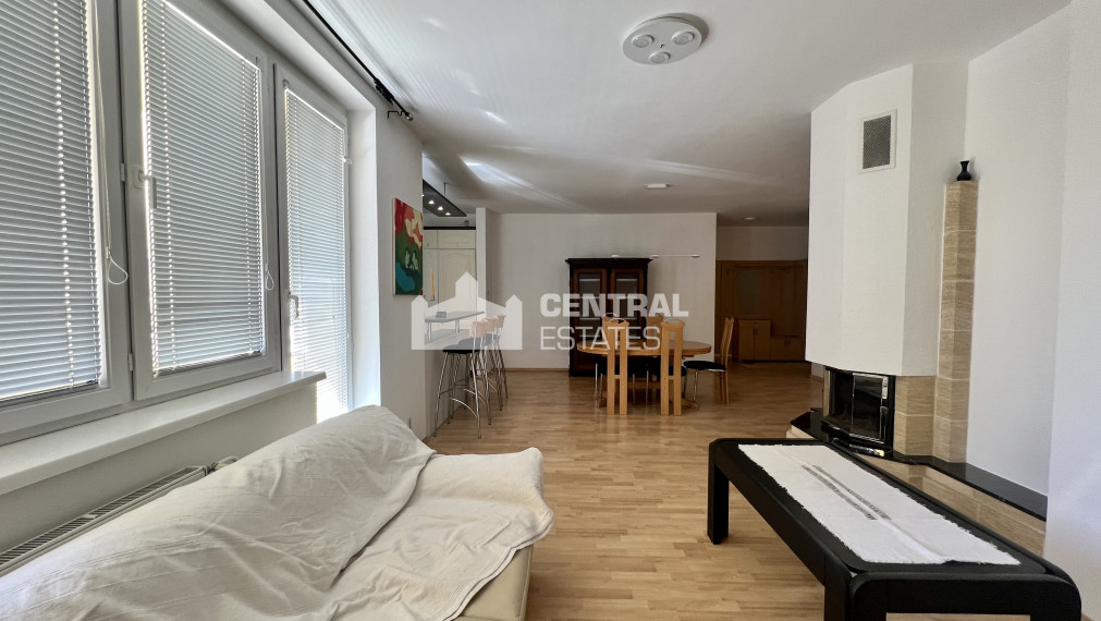 Priestranný 3- izbový byt s balkónom a parkovaním na prenájom v Starom meste