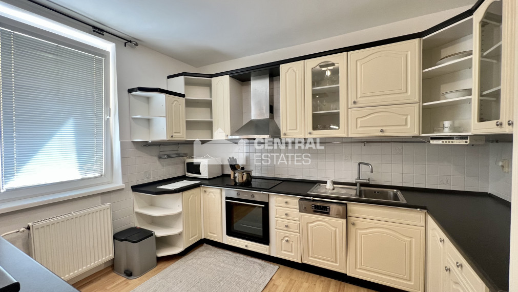 Priestranný 3- izbový byt s balkónom a parkovaním na prenájom v Starom meste