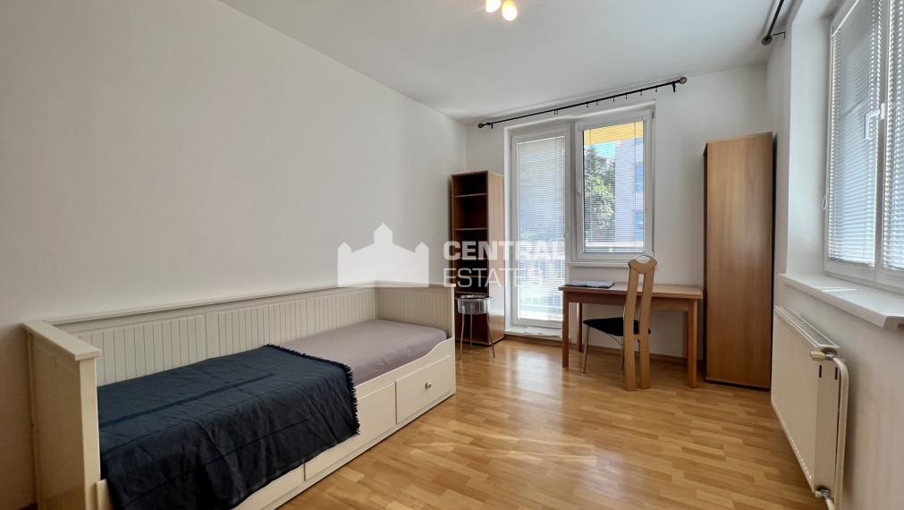 Priestranný 3- izbový byt s balkónom a parkovaním na prenájom v Starom meste