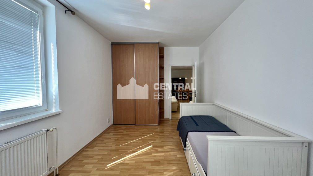 Priestranný 3- izbový byt s balkónom a parkovaním na prenájom v Starom meste