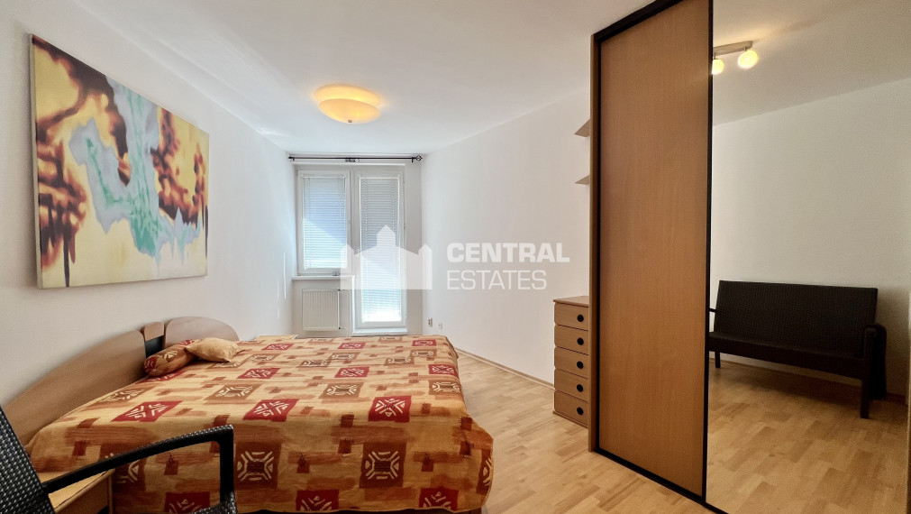 Priestranný 3- izbový byt s balkónom a parkovaním na prenájom v Starom meste