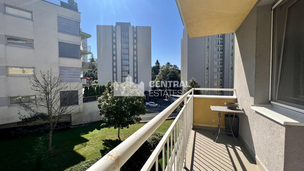 Priestranný 3- izbový byt s balkónom a parkovaním na prenájom v Starom meste