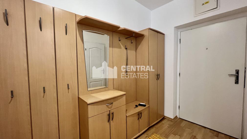 Priestranný 3- izbový byt s balkónom a parkovaním na prenájom v Starom meste