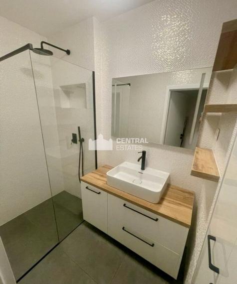 Moderný klimatizovaný 2- izbový byt s balkónom na prenájom v Starom meste