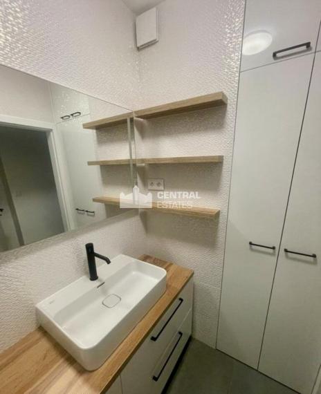 Moderný klimatizovaný 2- izbový byt s balkónom na prenájom v Starom meste