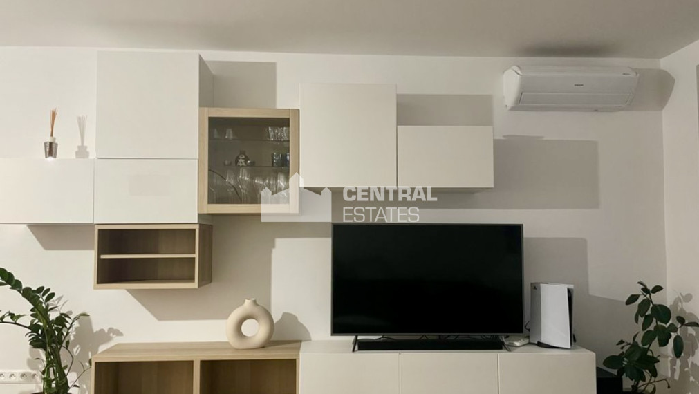 Moderný klimatizovaný 2- izbový byt s balkónom na prenájom v Starom meste