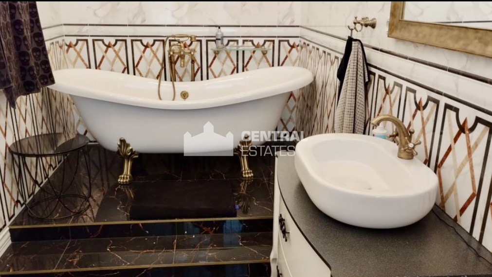 Luxurious 2- bedroom apartment in a historic building with a balcony for rent in the Old Town