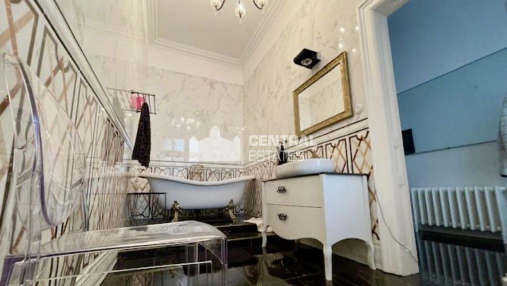 Luxurious 2- bedroom apartment in a historic building with a balcony for rent in the Old Town