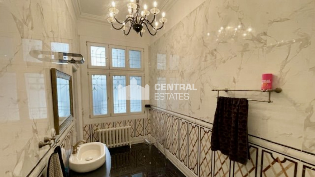 Luxurious 2- bedroom apartment in a historic building with a balcony for rent in the Old Town
