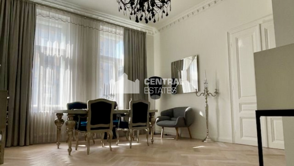 Luxurious 2- bedroom apartment in a historic building with a balcony for rent in the Old Town