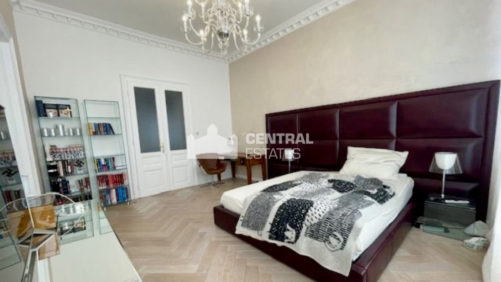 Luxurious 2- bedroom apartment in a historic building with a balcony for rent in the Old Town