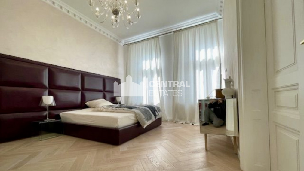 Luxurious 2- bedroom apartment in a historic building with a balcony for rent in the Old Town