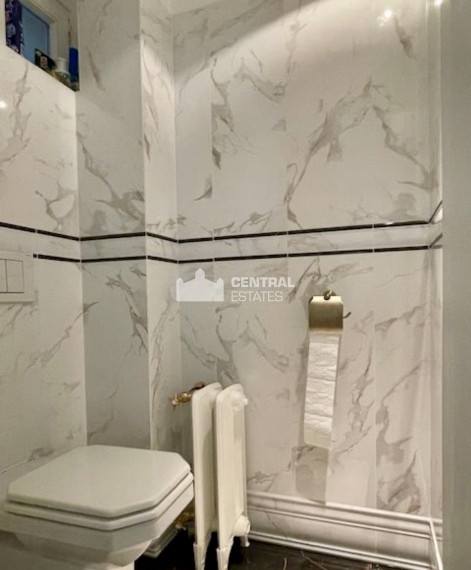 Luxurious 2- bedroom apartment in a historic building with a balcony for rent in the Old Town