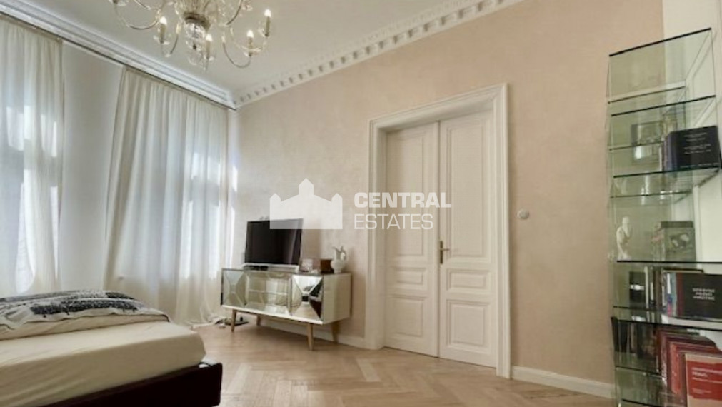 Luxurious 2- bedroom apartment in a historic building with a balcony for rent in the Old Town