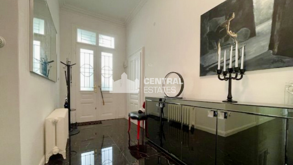 Luxurious 2- bedroom apartment in a historic building with a balcony for rent in the Old Town