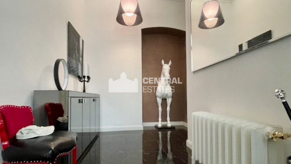 Luxurious 2- bedroom apartment in a historic building with a balcony for rent in the Old Town